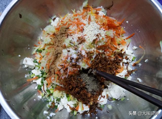 不焯水直接炸萝卜丸子的做法（炸萝卜丸子的做法外脆不回软）(6)