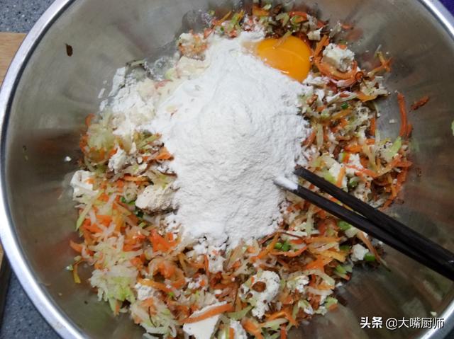 不焯水直接炸萝卜丸子的做法（炸萝卜丸子的做法外脆不回软）(7)