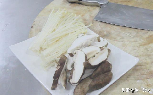 肉片炒菌菇的做法（厨师长教你肉片炒菌菇）(3)