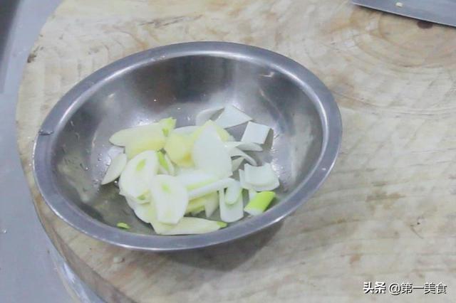 肉片炒菌菇的做法（厨师长教你肉片炒菌菇）(5)