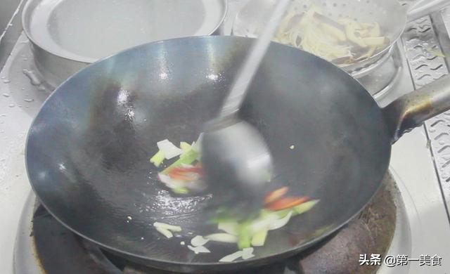 肉片炒菌菇的做法（厨师长教你肉片炒菌菇）(6)