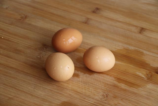 鸡蛋怎么炒又香又嫩不腥（鸡蛋炒饭做法鸡蛋不腥）(2)