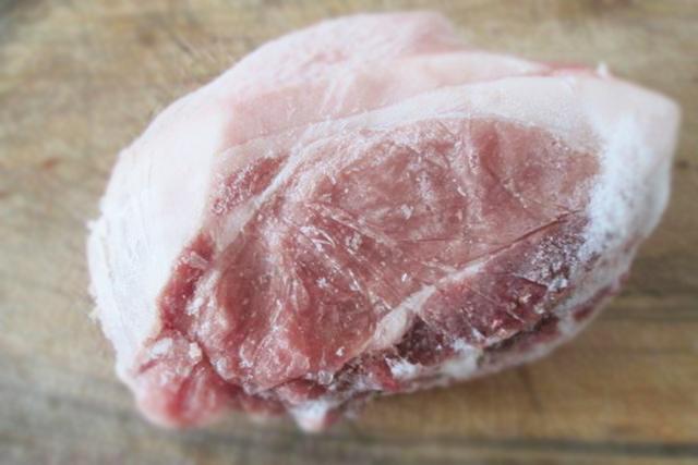 猪肉放冰箱里怎么才能保鲜（猪肉不用冰箱也能保鲜的小妙招）(1)