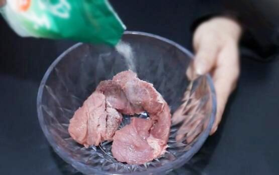 猪肉放冰箱里怎么才能保鲜（猪肉不用冰箱也能保鲜的小妙招）(4)