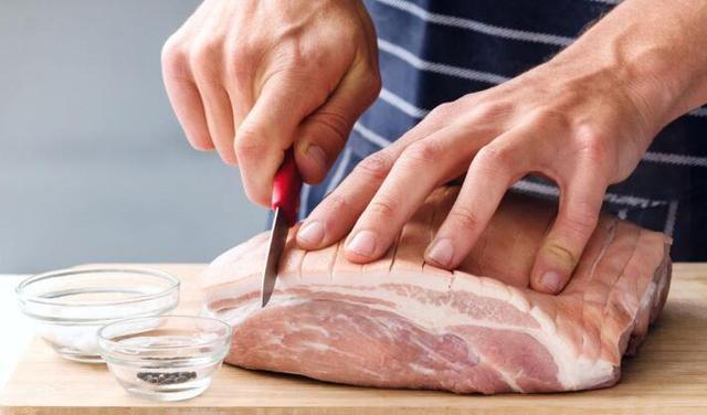 猪肉放冰箱里怎么才能保鲜（猪肉不用冰箱也能保鲜的小妙招）(2)