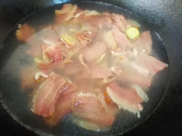 尖椒回锅肉快速做法（不焯水怎么炒青椒回锅肉）(3)