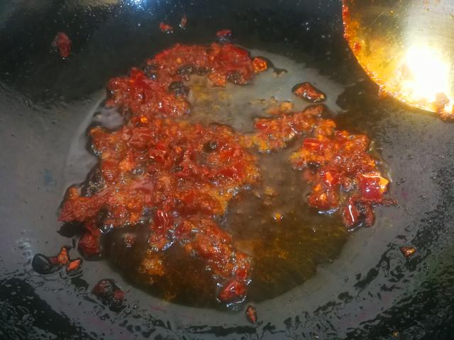 尖椒回锅肉快速做法（不焯水怎么炒青椒回锅肉）(6)
