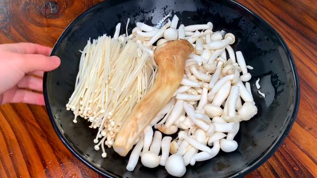 蘑菇一般和什么一起炒好吃（蘑菇加啥炒）(2)
