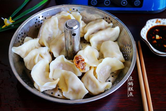 莲藕猪肉馅饺子怎么调好吃（肉莲藕饺子馅的做法）(3)