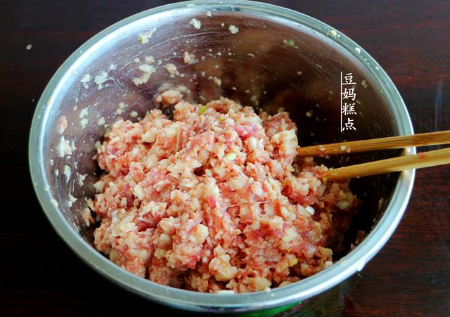 莲藕猪肉馅饺子怎么调好吃（肉莲藕饺子馅的做法）(7)