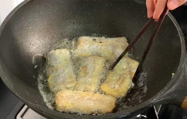 煎带鱼裹淀粉好还是裹面粉好（炸带鱼裹淀粉还是蛋液）(4)