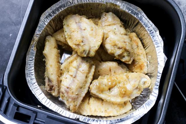 鸡翅可以用空气炸锅做的美食（空气炸锅烤鸡翅膀的做法）(9)