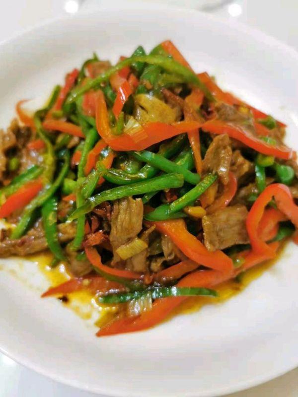 牛肉炒青红椒的做法（青红椒爆炒牛肉）(1)