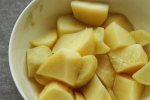 贵阳的洋芋粑粑怎么做窍门（洋芋粑地道贵阳街边小吃的做法）(1)