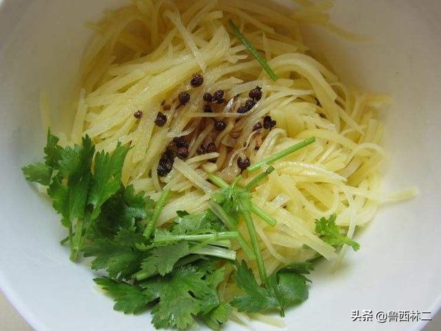 炝炒土豆丝最好吃的做法（炝土豆丝的家常做法简单）(1)
