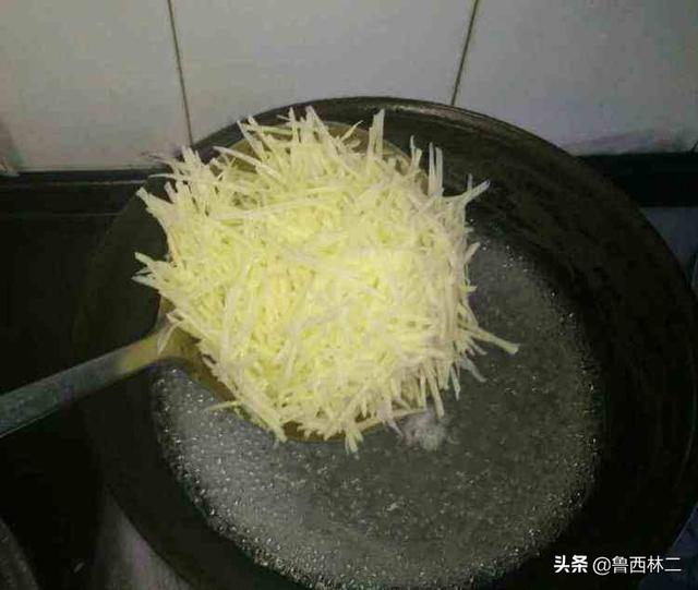 炝炒土豆丝最好吃的做法（炝土豆丝的家常做法简单）(4)