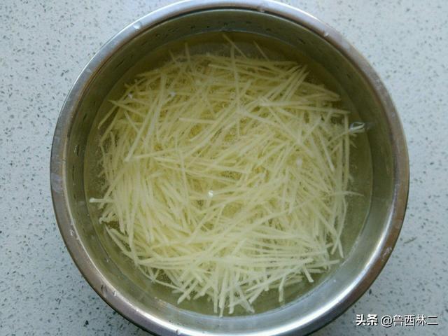 炝炒土豆丝最好吃的做法（炝土豆丝的家常做法简单）(3)