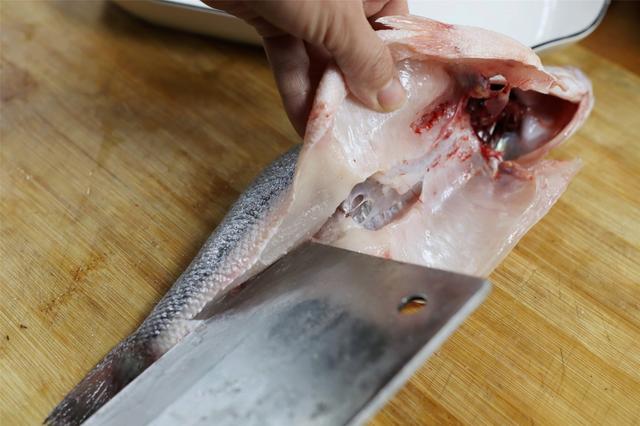 清蒸鲈鱼一般蒸几分钟就熟了（清蒸鲈鱼用热水蒸还是用冷水蒸）(4)