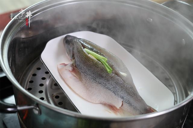 清蒸鲈鱼一般蒸几分钟就熟了（清蒸鲈鱼用热水蒸还是用冷水蒸）(6)