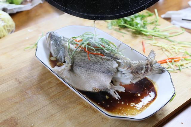 清蒸鲈鱼一般蒸几分钟就熟了（清蒸鲈鱼用热水蒸还是用冷水蒸）(7)