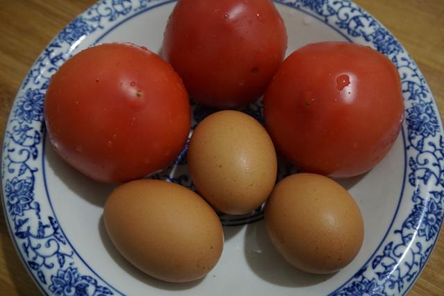 番茄炒鸡蛋怎样做才好吃窍门（番茄炒鸡蛋怎么炒好吃下饭）(2)