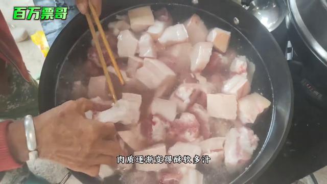 土豆炖肉的做法（正宗农村红烧肉炖土豆做法）(2)