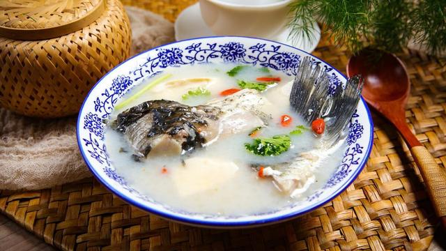 鱼汤怎么做好吃（熬浓白鱼汤的最佳方法）(1)