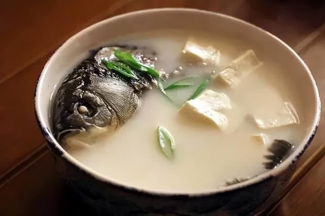 鱼汤怎么做好吃（熬浓白鱼汤的最佳方法）(3)