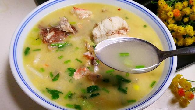 鱼汤怎么做好吃（熬浓白鱼汤的最佳方法）(2)