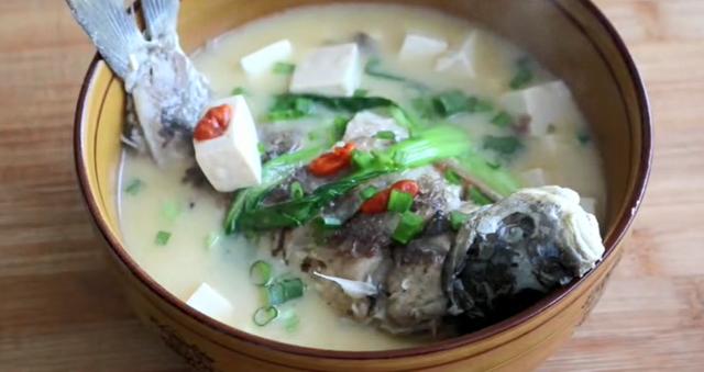 鱼汤怎么做好吃（熬浓白鱼汤的最佳方法）(6)
