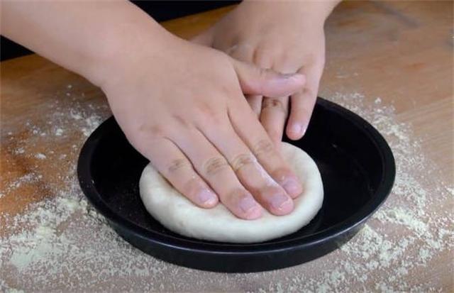 家庭自制披萨饼皮（如何制作披萨饼皮）(6)