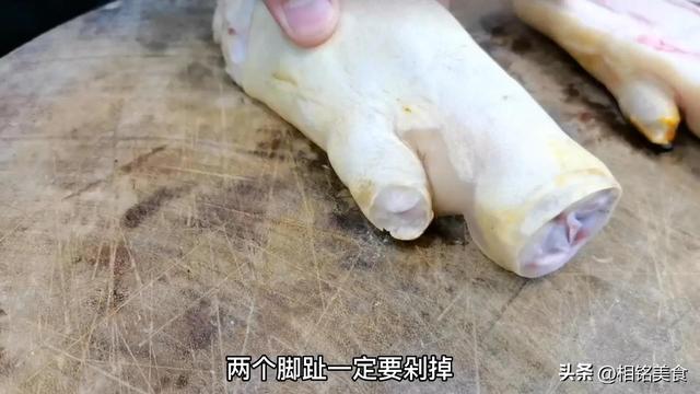 猪脚怎么做好吃（猪蹄的2种特色做法）(12)