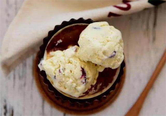 香草冰淇淋怎么做（一道夏日必备的甜品）(2)